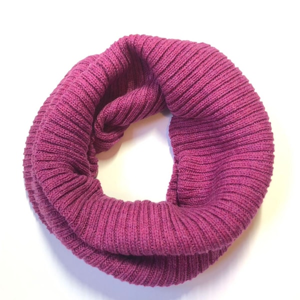Loganberry Pink Snood / Chauffe-cou tricoté en laine d’agneau côtelée / Design unisexe
