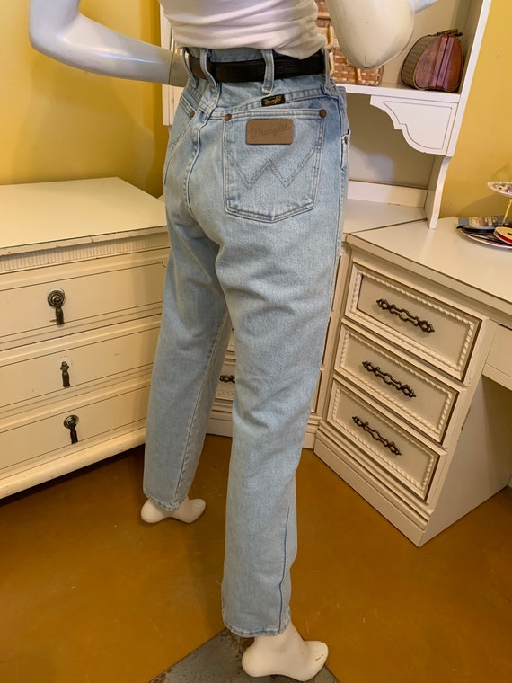 Vintage light wash Wrangler jeans - image 8