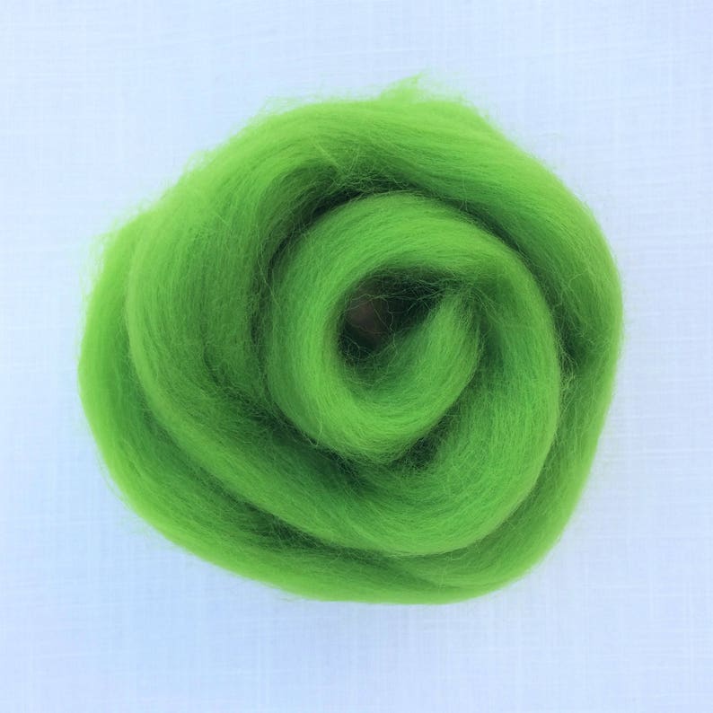 10g high quality Merino wool roving Apple Green M014 Wool felt crafts Needle felting wool wet felting and spinning Ideal for felting