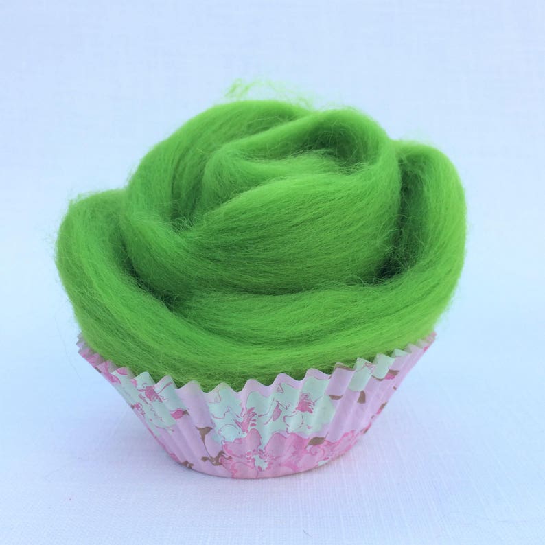10g high quality Merino wool roving Apple Green M014 Wool felt crafts Needle felting wool wet felting and spinning Ideal for felting