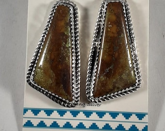 Orecchini in argento sterling con pietra gaspeite australiana, montatura con filo ritorto