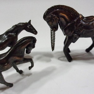Vintage 1950&#39;s Metal Cast Copper Miniature Horse Statues Set of 3 Figurines