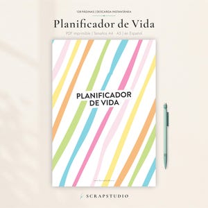 Puede incluir: Un planificador de vida con fondo blanco y rayas diagonales en amarillo, rosa, naranja, verde y azul pastel. El texto Planificador de Vida está centrado en la portada. Un bolígrafo verde claro se encuentra a la derecha del planificador.
