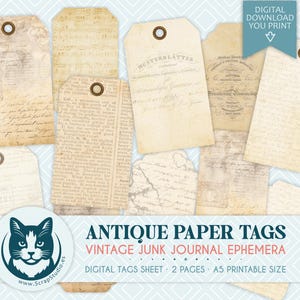 Puede incluir: Una colección de etiquetas de papel rectangulares con texturas envejecidas de color crema, impresas con escritura vintage, recortes de periódico y tipografía decorativa. Cada etiqueta tiene un ojal metálico. Texto incluido: DIGITAL DOWNLOAD YOU PRINT, ANTIQUE PAPER TAGS, VINTAGE JUNK JOURNAL EPHEMERA, DIGITAL TAGS SHEET, 2 PAGES, A5 PRINTABLE SIZE.