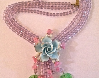 Vintage Rare Collar de cuentas facetadas de cristal de vidrio con flor de cerámica de porcelana, hojas de vidrio - hojas de lavanda clara, azul, rosa y verde