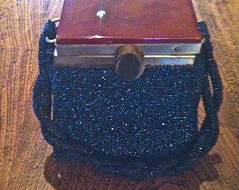 Bolso de noche con cuentas de cobalto y lucite - Caja trapezoidal única con asa trenzada