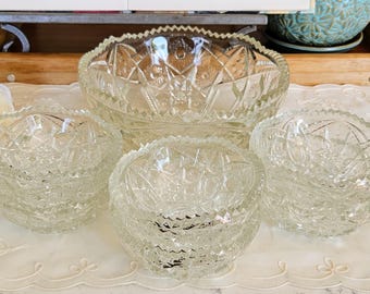 Vintage-Set aus handgeschliffener Kristallschale mit 6 passenden kleinen Schalen, gezacktem/gewelltem Rand, Vintage-Geschirr