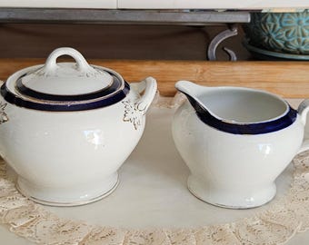 Vintage JHW & Sons Set aus Milchkännchen und Zuckerdose mit Deckel, hergestellt in England, mit rotem Band, Vintage-Geschirr / Teeparty