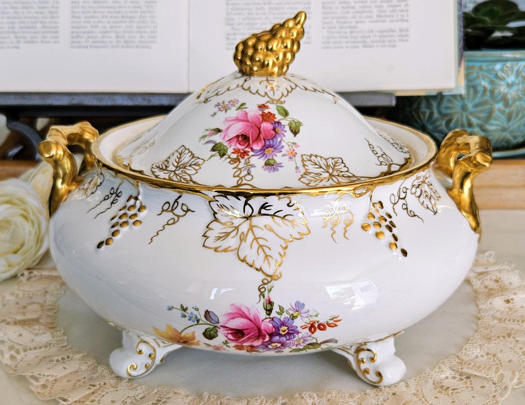 Royal Crown Derby Vine (posie Center) Covered Vegetable/rice