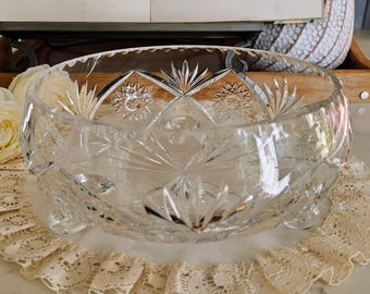 Handgeschliffene Kristallschale auf Fuß im Vintage-Stil, mit Windrad-, Stern- und Kreuzschliffmuster sowie gewelltem Rand; Vintage-Geschirr, Vintage-Wohndekoration