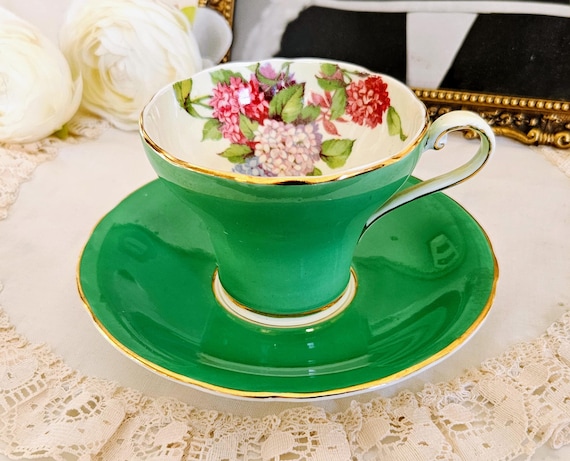英国アンティーク AYNSLEYケーキ皿 Vintage Aynsley Corset-shaped Teacup and Saucer Set, Bone China