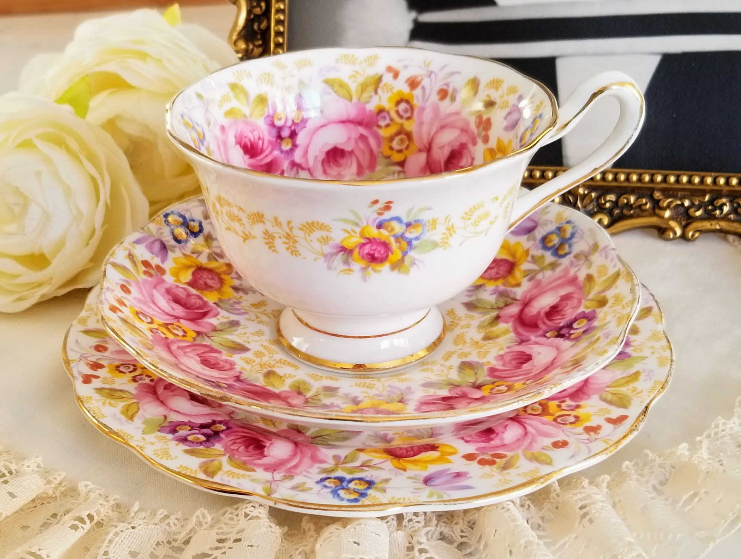 Vintage Royal Albert porcellana 'May' (fiori del mese serie) tazza e  piattino con la piastra laterale (trio) dal 1970 Foto stock - Alamy