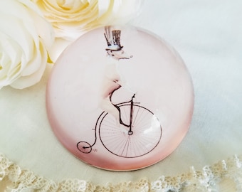 Pisapapeles vintage con forma de cúpula, surrealista, perro en bicicleta con sombrero alto de Lincoln/cochero victoriano con plumas, oficina original, regalo de cumpleaños