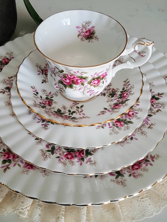 Royal Albert LAVENDER ROSE Royal Albert DINNER PLATE Bone China England