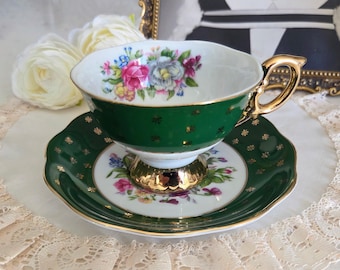 Conjunto vintage de xícara e pires, porcelana fabricada no Japão, verde esmeralda, detalhes dourados e florais rosa, perfeito para um chá da tarde vintage ou como peça de colecionador.