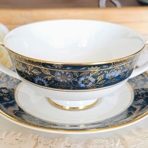 Zestaw misek i spodków do zupy kremowej/bulionu Royal Doulton Carlyle, porcelana kostna, wyprodukowano w Anglii, z nóżkami, z dwoma uchwytami, zabytkowa zastawa stołowa