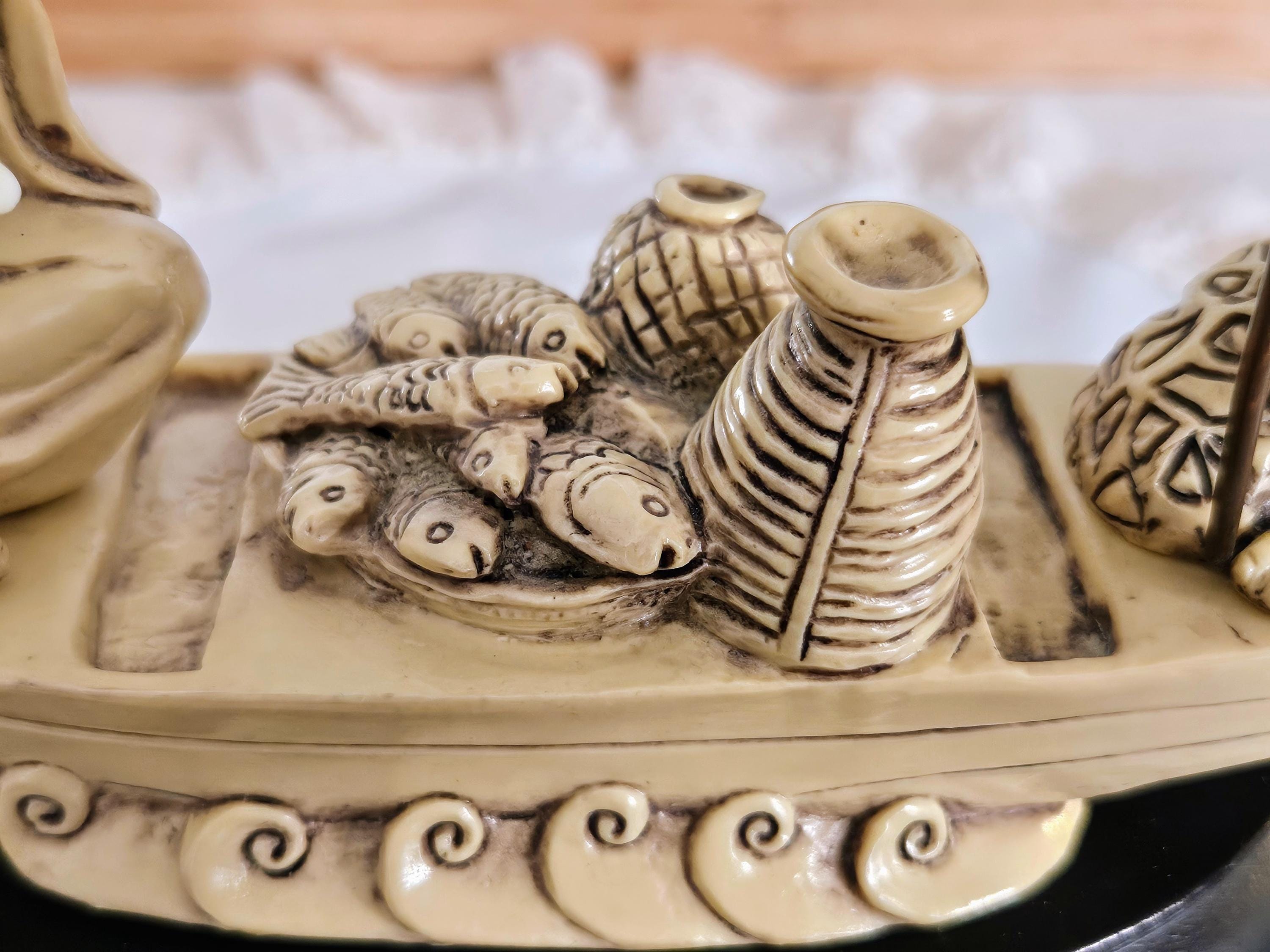 木製の台に置かれたヴィンテージの中国漁師の樹脂製置物、ボートで釣り