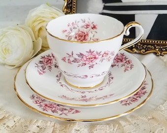 Zestaw filiżanek do herbaty Aynsley Rose Marie, porcelana kostna, wyprodukowano w Anglii, filiżanka, spodek, talerzyk na ciasto, różowe kwiaty, jasnoniebieskie liście, girlandy