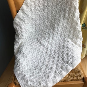 Wzór na kocyk dziecięcy tkany w koszyku w języku angielskim