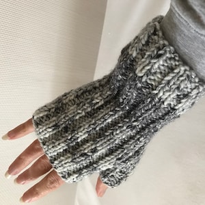 Ladies' Fingerless Mitts Knitting Pattern in English