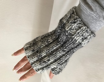 Ladies' Fingerless Mitts Knitting Pattern in English