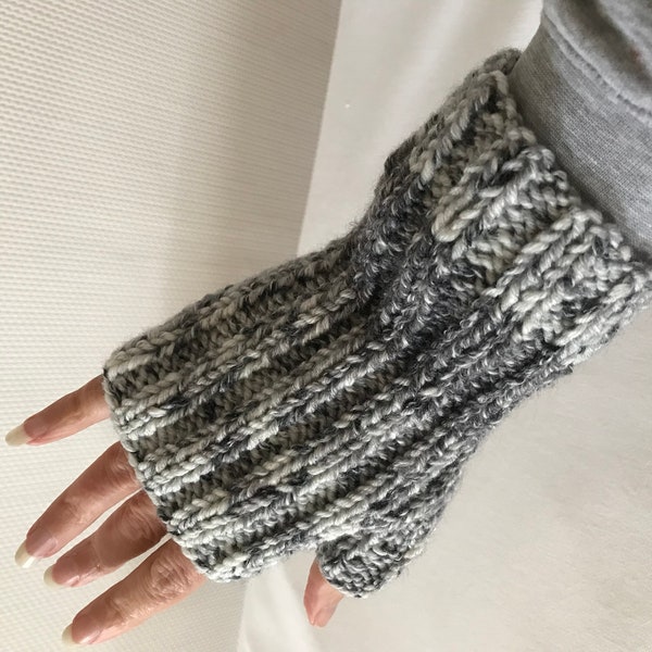 Modello a maglia per guanti senza dita da donna