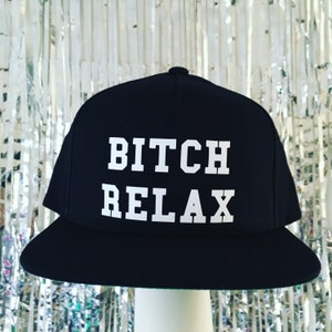 Hündin entspannen schwarz SnapBack-Hut von Fashionisgreat