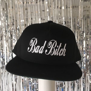 Bad Bitch SnapBack hoed door Fashionisgreat