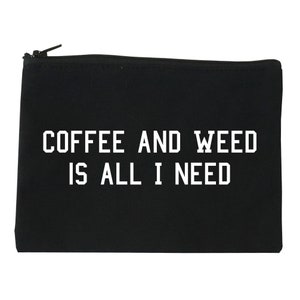 Pode incluir: Bolsa de lona preta com zíper e texto branco que diz "COFFEE AND WEED IS ALL I NEED".
