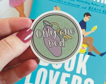 Pegatina de "Solo una cama", pegatina de vinilo con tropos románticos, regalo literario para lectores de novelas románticas, bonita pegatina con tropos pastel.