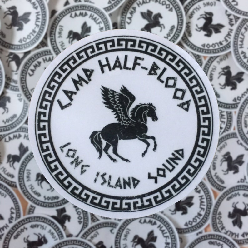 Pu&ograve; includere: Adesivo circolare bianco con testo nero e illustrazione di un cavallo alato. Il testo recita "CAMP HALF-BLOOD LONG ISLAND SOUND". Un bordo a chiave greca incornicia il design.