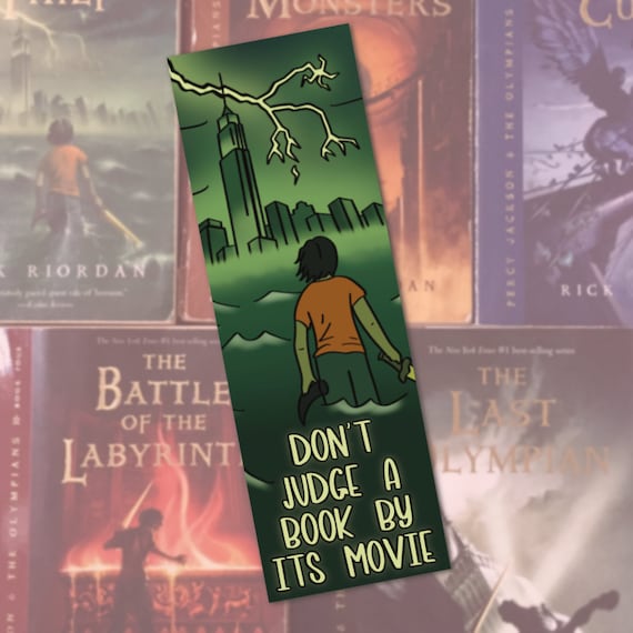 Non giudicare un libro dal suo segnalibro cinematografico ispirato ai libri  di Percy Jackson, idea regalo per nerd dei libri, segnalibro per vermi di  libri per giovani adulti -  Italia