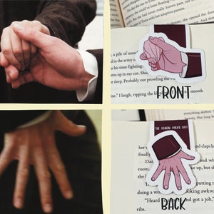 K&ouml;nnte beinhalten: Ein Lesezeichen mit einer Handillustration, mit dem Wort "FRONT" auf der Vorderseite. Die R&uuml;ckseite des Lesezeichens hat ebenfalls eine Handillustration mit dem Wort "BACK" aufgedruckt. Das Lesezeichen befindet sich auf einem Buch.