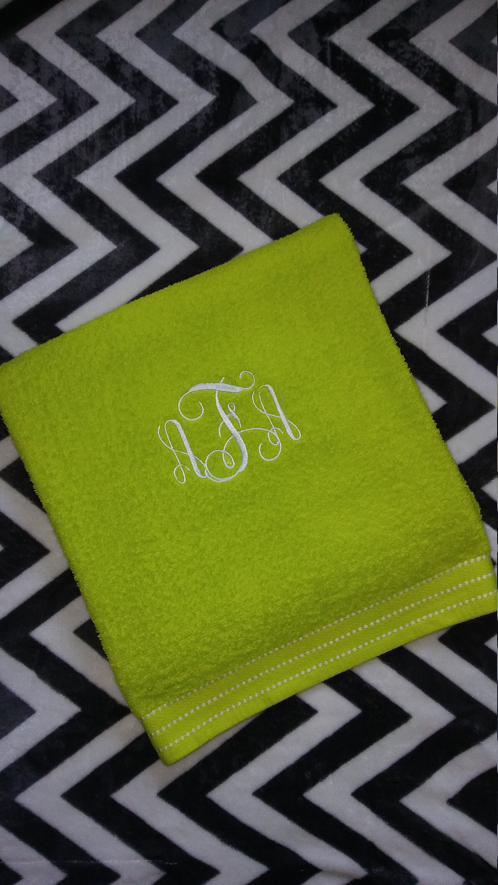 Monogrammed Beach Towels 13 COLORS AVAILABLE Personalized Etsy.de