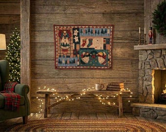 Op de afbeelding: Een rechthoekige wandhanger met een patchworkontwerp met vakantiemotieven, waaronder figuren in jurken, kousen en bomen in tinten rood, blauw en crème. De textielkunst toont een rasterachtige opstelling van verschillende seizoensgebonden scènes.