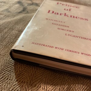 Puede incluir: Un libro vintage titulado "Pr&iacute;ncipe de las Tinieblas" con los subt&iacute;tulos "Witchcult", "Satanism", "Sorcery" y "Lycanthropy". El libro est&aacute; ilustrado con curiosos grabados en madera.