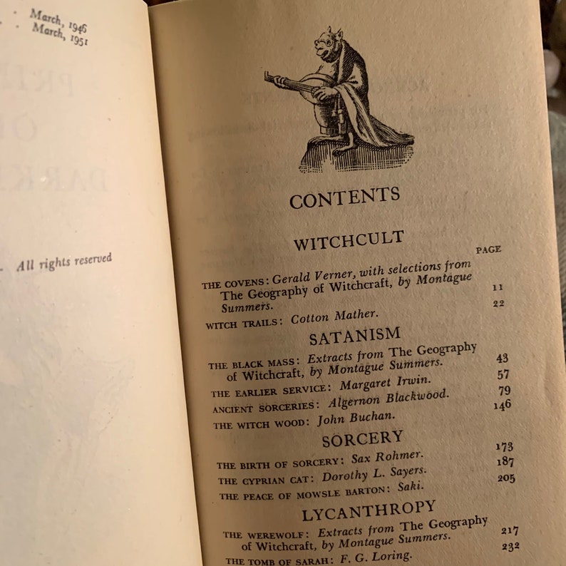 Puede incluir: Un libro titulado "Witchcraft" con una tabla de contenido que enumera cap&iacute;tulos sobre el culto a las brujas, el satanismo, la brujer&iacute;a y la licantrop&iacute;a. Los n&uacute;meros de p&aacute;gina de cada cap&iacute;tulo est&aacute;n listados.