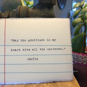 Gestickte Notiz- "Möge die Dankbarkeit in meinem Herzen alles Universum küssen." - Hafiz Karte