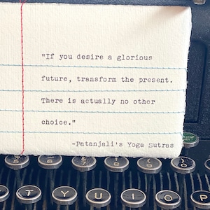Gestickte Notiz - "Wenn Sie eine glorreiche Zukunft wünschen, verwandeln Sie die Gegenwart. Es gibt eigentlich keine andere Wahl." Patanjali's Yoga Sutras