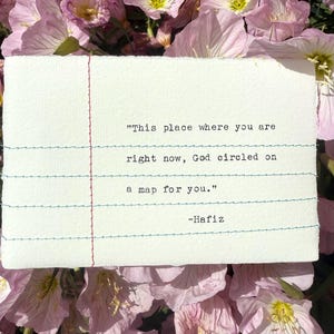 Gestickte Notiz - "Dieser Ort, an dem du gerade bist, hat Gott für dich auf einer Karte eingekreist." -Hafiz
