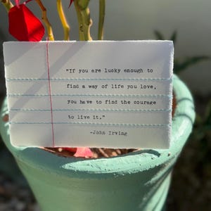 Gestickte Notiz - "Wenn Sie das Glück haben, eine Lebensart zu finden, die Sie lieben, müssen Sie den Mut finden, sie zu leben." John Irving