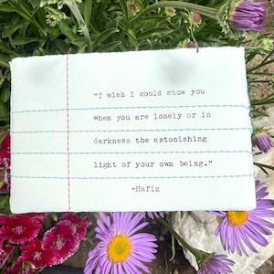 "Gestickte Notiz - "Ich wünschte, ich könnte dir zeigen, wenn du einsam oder in der Dunkelheit bist, das erstaunliche Licht deines eigenen Seins haben." -Hafiz