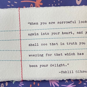 Gestikt Briefje - "Als je verdrietig bent, kijk dan nog eens in je hart, en je zult in waarheid zien dat je daar om huilt..." Kahlil Gibran