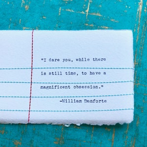 Gestickte Notiz - "Ich wage dich, solange noch Zeit ist, eine herrliche Besessenheit zu haben." William Danforte