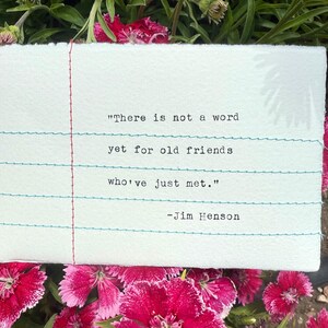 Genähte Notiz - "Es gibt noch kein Wort für alte Freunde, die sich gerade getroffen haben." -Jim Henson