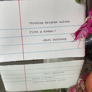 Gestickte Notiz - "Nichts passiert, außer zuerst ein Traum." Carl Sandburg