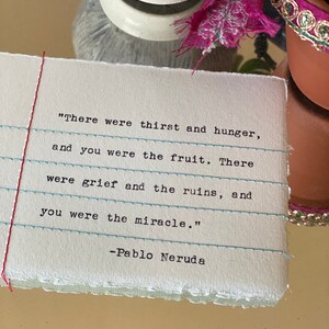 Genähte Notiz- "Es gab Durst und Hunger, und du warst die Frucht. Es gab Trauer und die Ruinen und du warst das Wunder." Pablo Neruda