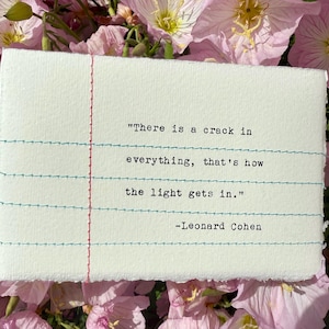 Gestickte Notiz- "Da ist in allem ein Riss, so kommt das Licht herein." -Leonard Cohen