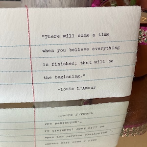 Gestickte Notiz - "Es wird eine Zeit kommen, in der du glaubst, dass alles fertig ist; das wird der Anfang sein." Louis L'Amour