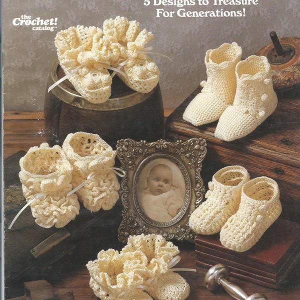 Chaussons de bébé d’héritage. Ils sont si beaux que vous voudrez en faire une paire à ranger et un ensemble pour leurs occasions spéciales.